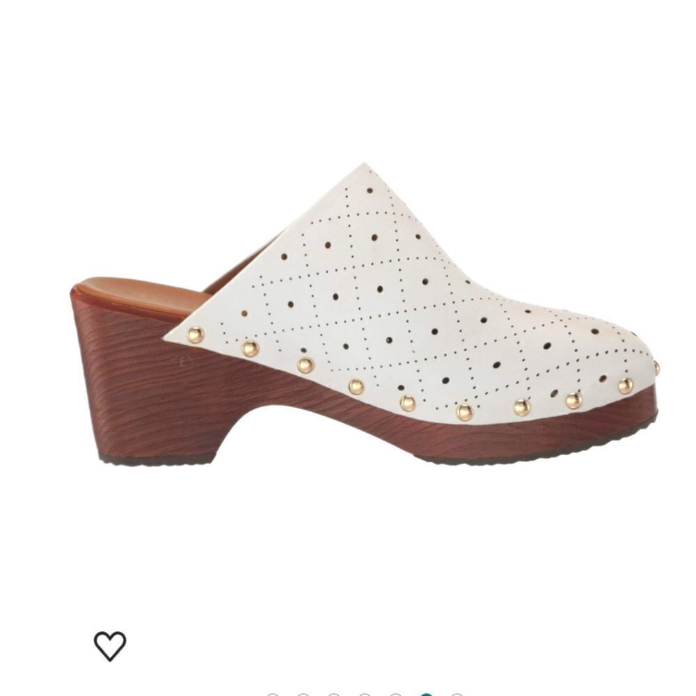 Aerosoles Doris White Perforated Clogs Size 8 Like New!